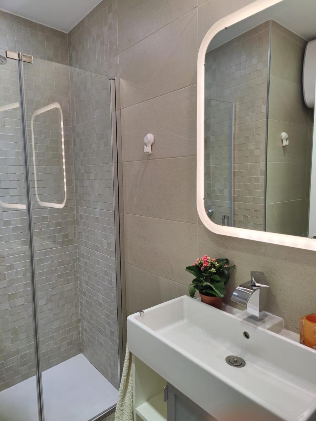 Luminoso Apartamento Exterior Con Balcon Y Patio En Centro Historico Feria-Alameda Севиля Екстериор снимка