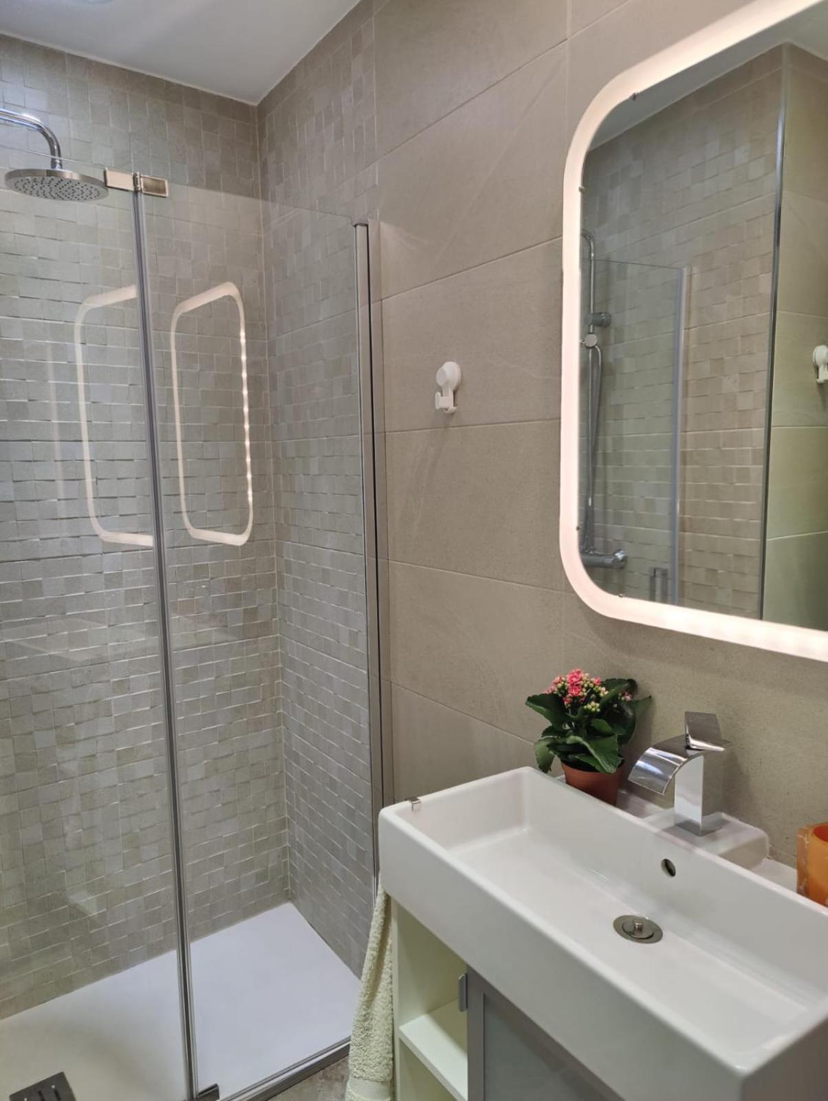 Luminoso Apartamento Exterior Con Balcon Y Patio En Centro Historico Feria-Alameda Севиля Екстериор снимка