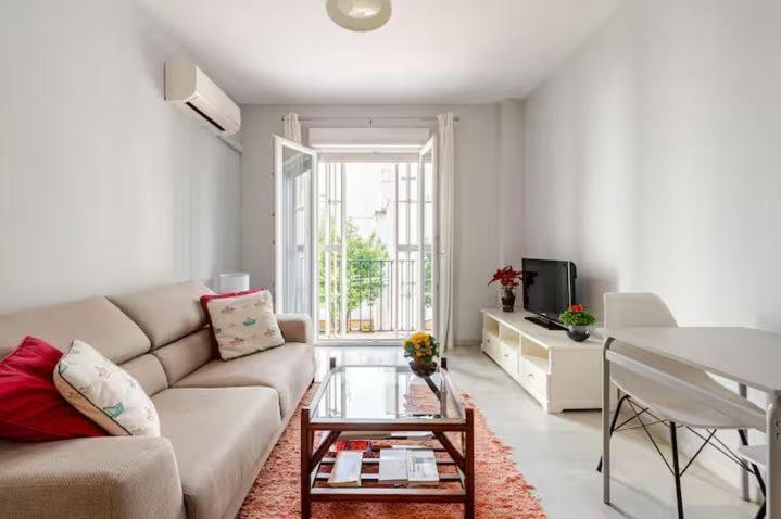 Luminoso Apartamento Exterior Con Balcon Y Patio En Centro Historico Feria-Alameda Севиля Екстериор снимка